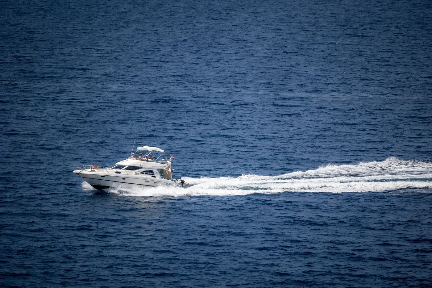 Motorboot in voller Fahrt auf dem Meer
